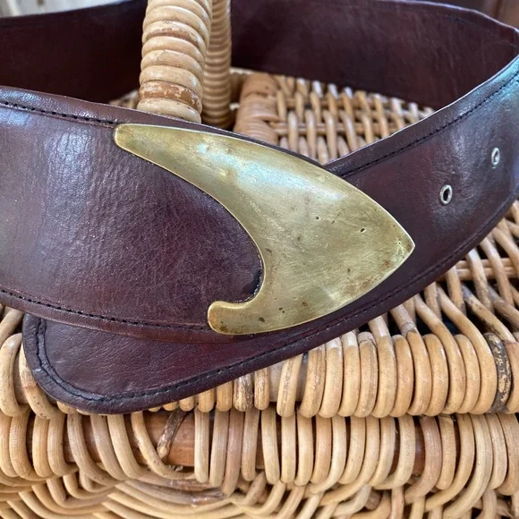 Vintage woman’s brown leather belt with brass buckle waived design sz 30/32 - Picture 2 of 8